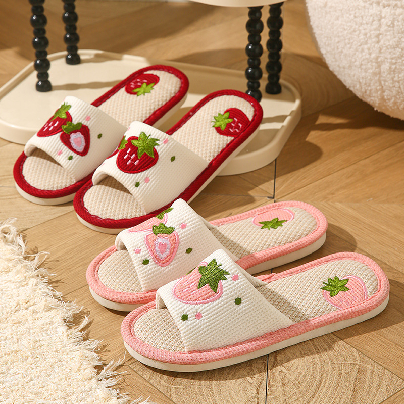 Home Textile - いちご柄のリネン素材を使用した、女性用スリッパ。つま先が開いたデザインで、夏にぴったりの室内用サンダル。滑り止め加工が施され、柔らかく、静かで、通気性に優れた、おしゃれなスリッパ。