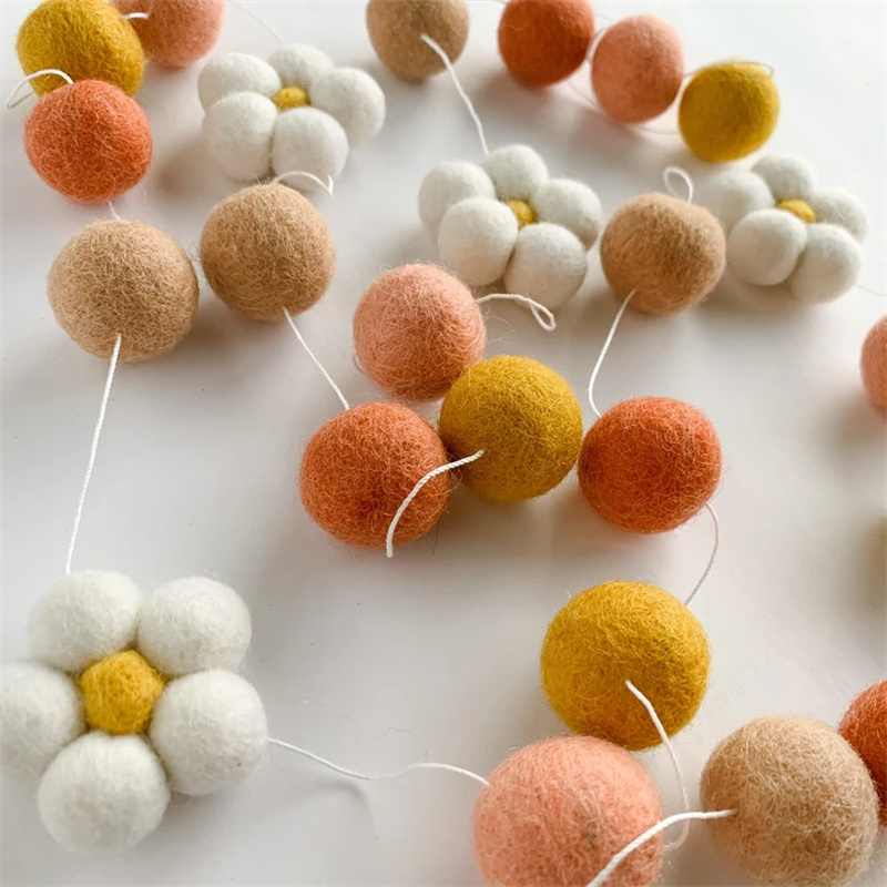 ウールフェルトボールデイジーフラワーウォールハンギングペンダ - Home Textiles & Decorations のレビューと価格