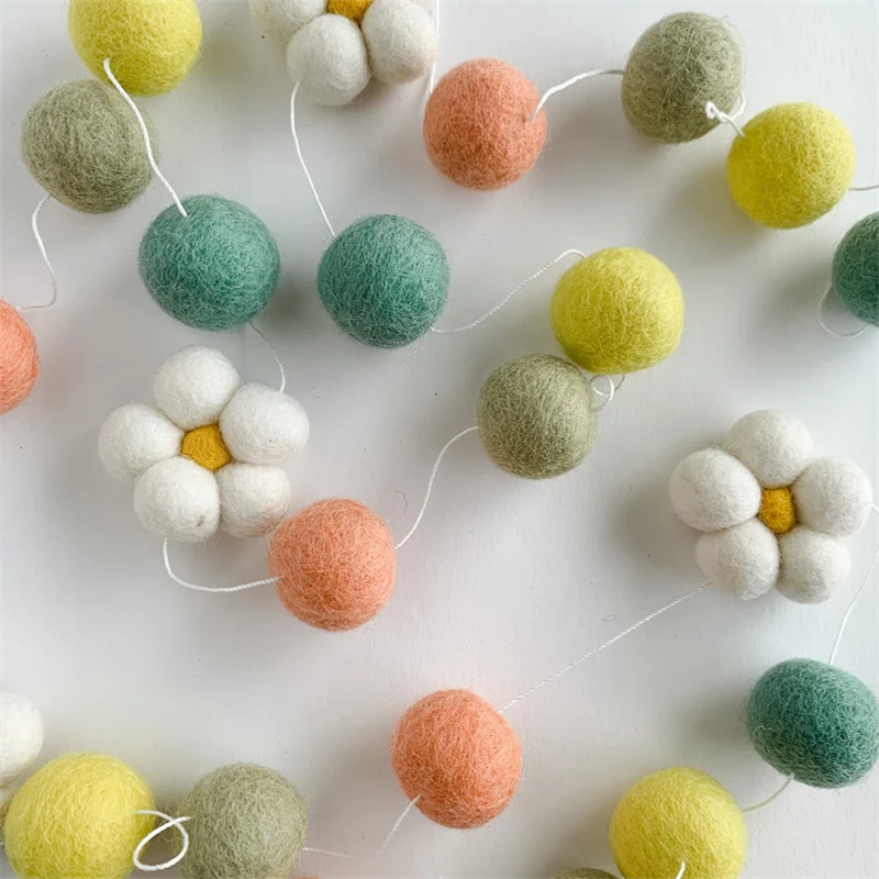 ウールフェルトボールデイジーフラワーウォールハンギングペンダ - Home Textiles & Decorations のレビューと価格