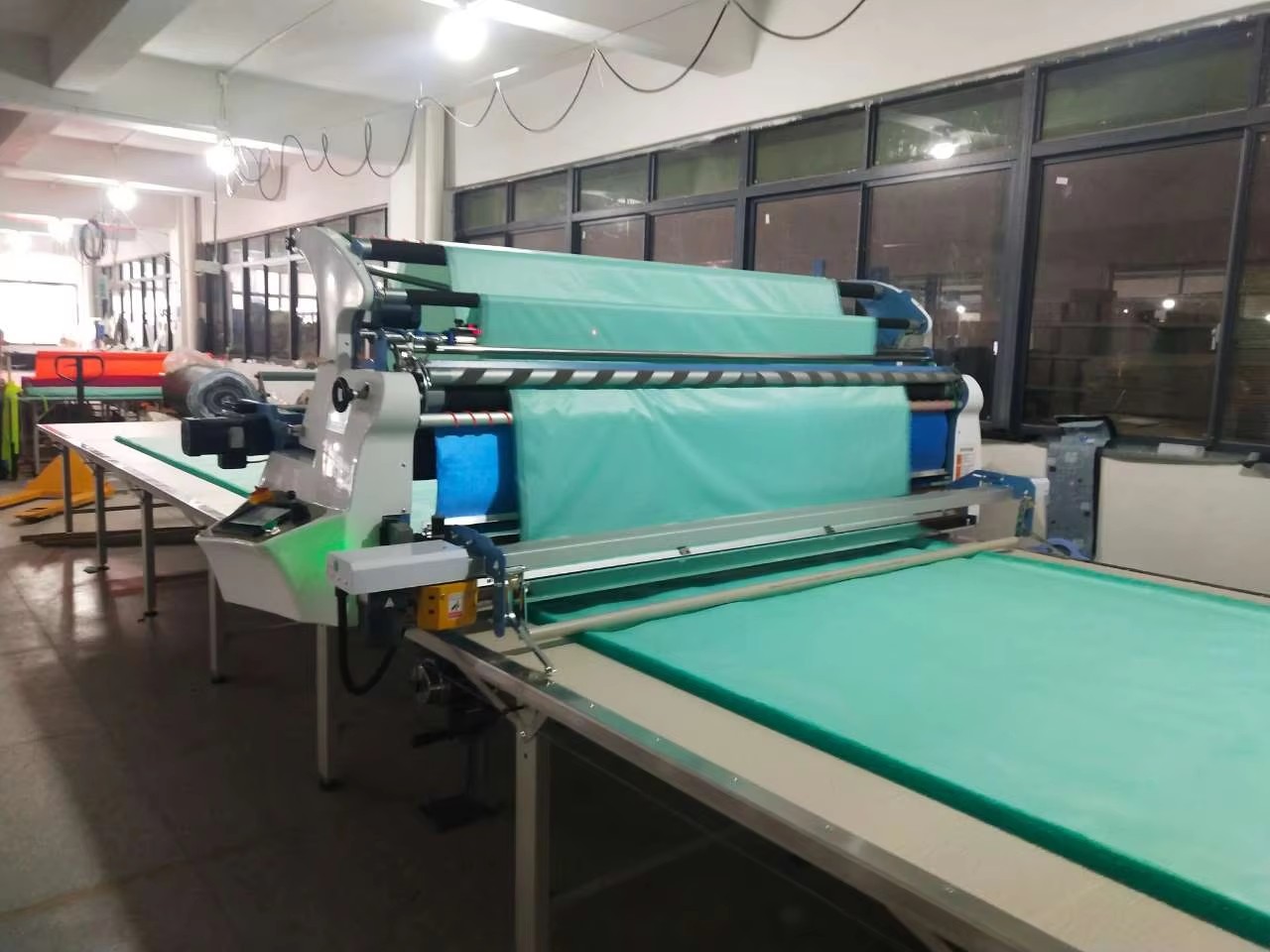 最新の1202型PLC制御自動鋼製生地展開機。不織布や家庭用 - Home Textiles & Decorations のレビューと価格